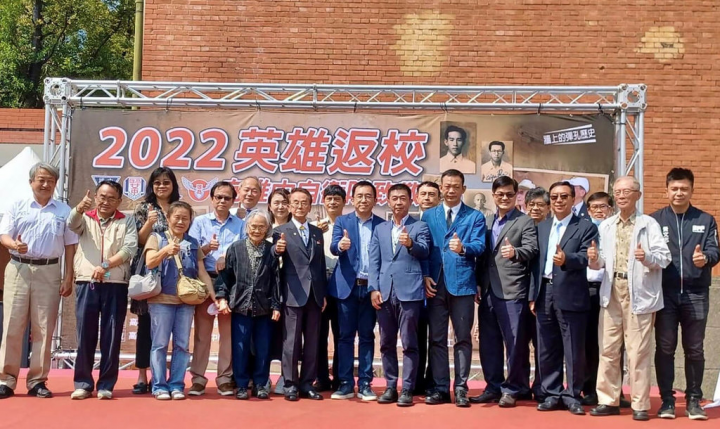 高雄中學等4校曾在228事件中組成「雄中自衛隊」，高雄市政府在75年後舉辦紀念活動，5日邀請多名當年參與自衛隊的英雄返校見證歷史。（高雄市政府提供）