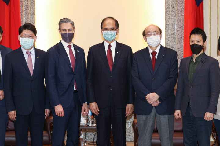 美國國家民主基金會長威爾森（Damon Wilson）（左2）29日下午前往立法院拜會院長游錫堃（中），並與民進黨立院黨團總召柯建銘（右2）、立委何志偉（右）等人合影。