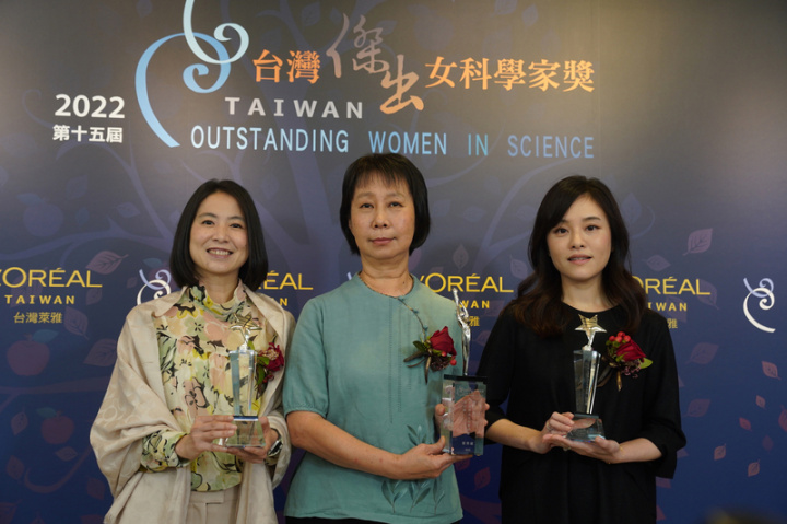 2022台灣傑出女科學家獎的最高榮譽「傑出獎」由中央研究院分子生物研究所特聘研究員李秀敏（中）獲得，「新秀獎」則頒給台灣大學分子與細胞生物學研究所副教授黃筱鈞（右）及中研院分生所副研究員薛雁冰（左），3人26日在台北出席頒獎典禮合影。
