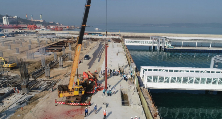 金門水頭港大型旅客服務中心工程14日舉行岸間廊道鋼構立柱祝禱儀式，工程推進到建築本體。（金門縣港務處提供）