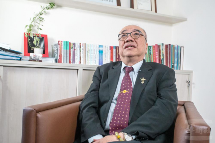 李孟智詳盡解說「美國醫藥助華會（ABMAC）」與國防醫學院的關係。