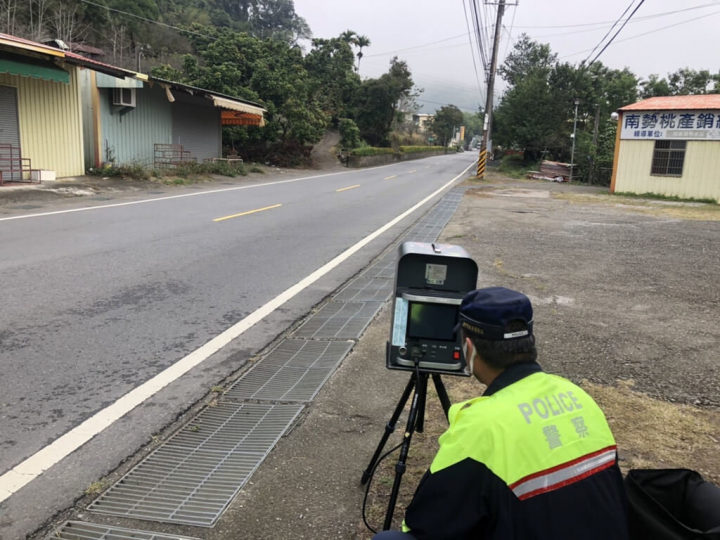 台中市警察局加強「移動式測速照相」勤務，針對易飆車、超速等路口（段），採不定時、不定點的方式進行取締，防制超速所造成的交通事故。（警方提供）