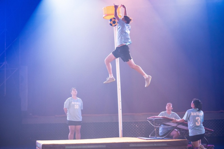 台灣師範大學25、26日舉辦校內年度盛事體育表演 會，運動與休閒學院師生全員出動，將運動結合燈 光、音樂與學生創意巧思，向社會呈現體育之美。圖 為合球表演。 （台師大提供）