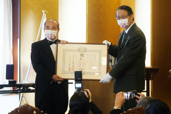 前立法院長王金平（左）9日在日本台灣交流協會代表官邸，由日本駐台代表泉裕泰（右）頒贈「旭日大綬章」。王金平表示，能獲此殊榮，是多年來與日本各界朋友真心相待所累積的善果，感謝日本各界朋友讓他有機會在台日關係上發揮具體功能。