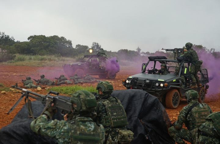 陸軍特種作戰指揮部特戰第五營執行今年上半年「戰術任務訓練」，25日在新竹坑子口靶場進行戰傷救護等訓練項目，以優勢兵力掩護受傷人員撤離。