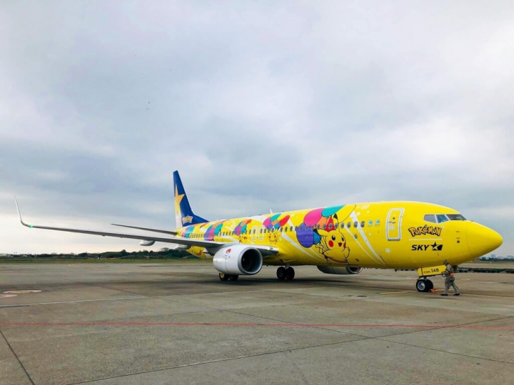 日本天馬航空（Skymark Airlines）的寶可夢皮卡丘彩繪機5日上午抵達桃園國際機場，將在長榮航太進行保養維修，預計18日晚間離台。（桃園機場公司提供）