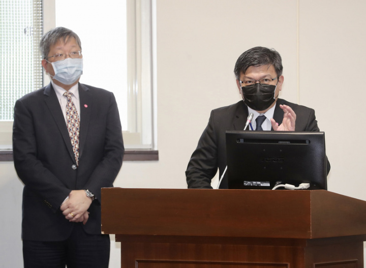 經濟部次長曾文生（右）31日在立法院表示，經濟部 將推動強化電網千億預算計畫，預計4月底前列出計 畫項目，包含設施改善、工程建設等。
