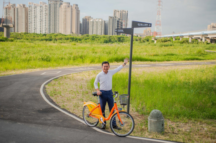 新竹市長林智堅29日表示，市府優化頭前溪左岸10公里自行車道，並在自行車道旁種植喬灌木，左岸沿途設有5處生態觀景平台，歡迎民眾前來運動休憩。（新竹市政府提供）
