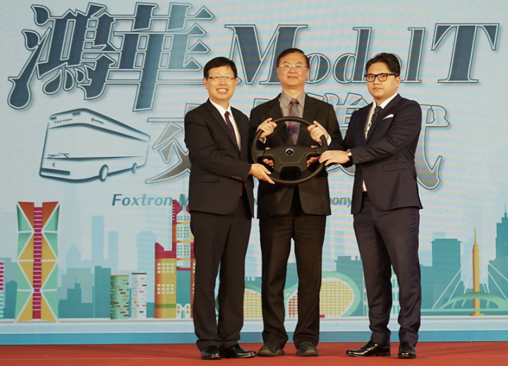 鴻華先進科技3日交車首部電動巴士MODEL T給高雄市政府，鴻海集團暨鴻華先進科技董事長劉揚偉 （左）、三地集團執行長鍾育霖（右）及高雄市副市長羅達生（中）一同完成交車儀式。