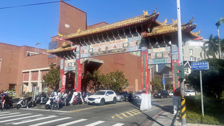 彰化八卦山牌樓位在彰化市中山路與卦山路交叉口，牌樓正面有「八卦山」3個大字，旁邊則有黑松汽水標誌，被網友戲稱是台灣置入性行銷始祖。