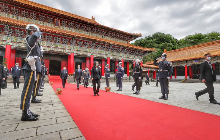 「中華民國111年向先祖暨忠烈殉職人員致祭典禮」於今（29）日上午10時在臺北市圓山國民革命忠烈祠隆重舉行，蔡英文總統親臨主祭