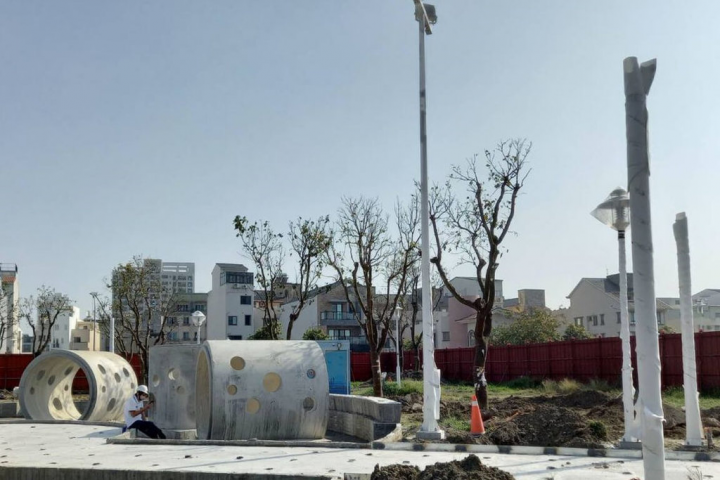 台南市政府在港濱公園內開闢1處面積約1公頃的特色遊戲場，並依家長建議增加遮蔭及降溫設施，避免夏日酷曬。（台南市工務局提供）