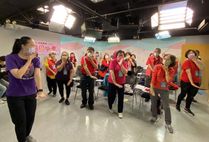 新北市永和區民權社區發展協會推動樂齡學習，與新視波有線電視合辦自媒體課程，還開直播鼓勵長者們唱歌跳舞分享給兒孫欣賞，展現銀髮族活到老、學到老的精神。（新北市永和區民權社區發展協會提供）