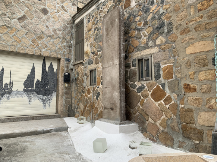 還原漁業鹽碑（圖）、曬蝦皮等文化記憶，北竿鄉塘岐村復興路沿街策展，重塑戰地政務與漁業時期的部分歷史場景，將塘岐村歷史文化、地方人文地景、居民生命故事透過不同策展方式呈現在老街道。