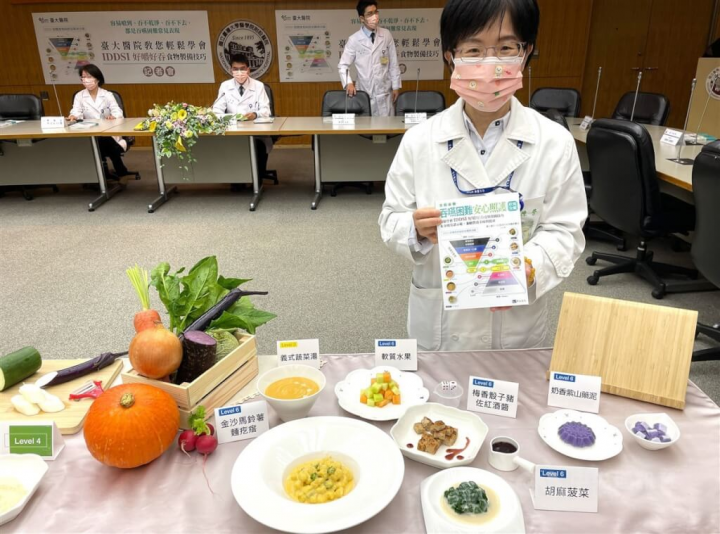 台大醫院29日舉辦記者會，說明院內復健科與營養師團隊出書，依國際吞嚥困難飲食標準（IDDSI）量身設計飲食指南，兼顧營養美味與健康，營養室組長陳慧君（右）現場展示「全彩圖解吞嚥困難安心照護飲食全書」與好嚼好吞食物示範。