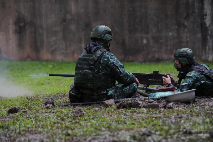 即使是下雨，召員仍按表操課，進行50機槍歸零射擊訓練。