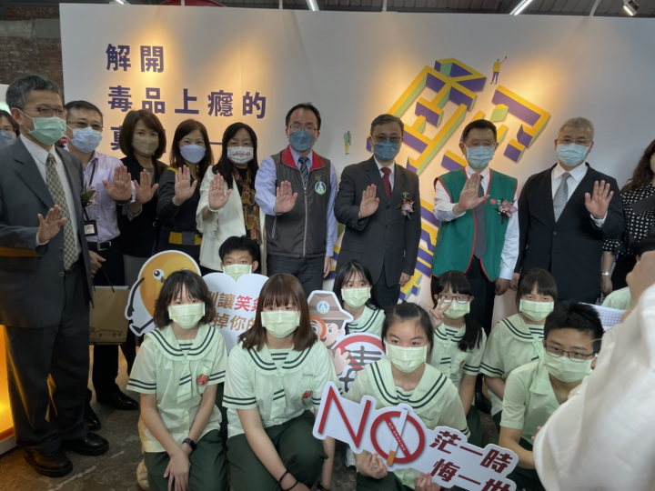 教育部學務特教司吳林輝司長、中國信託反毒教育基金會王卓鈞副董事長及教育部臺南市聯絡處孟繁宇督導與參觀特展的學生合影