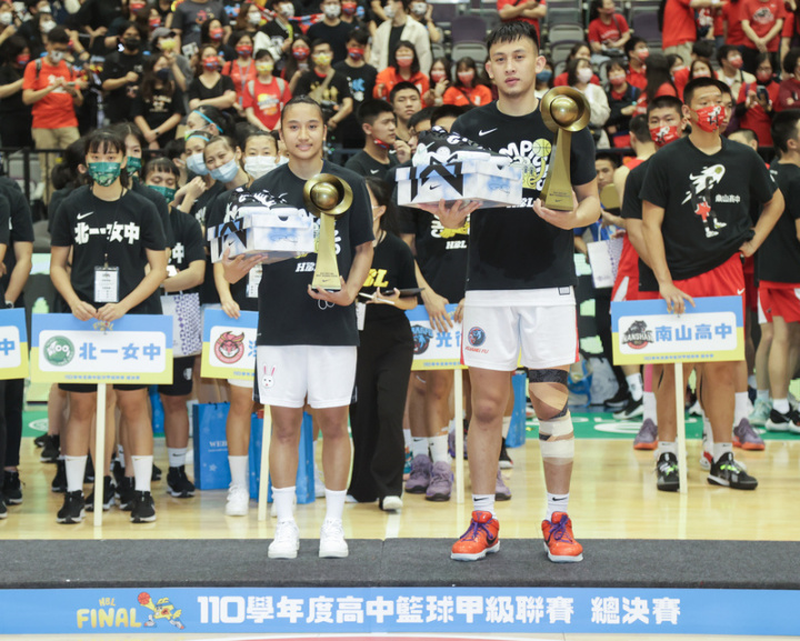 110學年度高中籃球聯賽（HBL）13日在台北小巨蛋舉行男、女子組冠軍戰，賽後舉行頒獎典禮，光復高中陳將双（前右）、淡水商工李恩芯（前左）分別拿下男、女子組年度MVP。