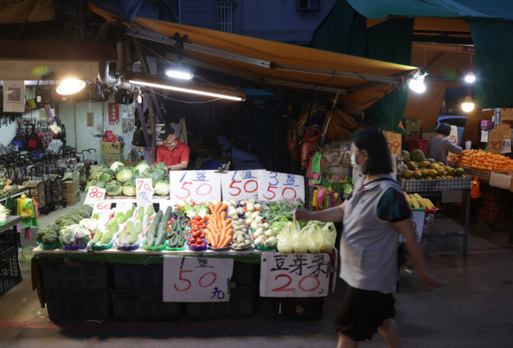 依據官方統計，台灣自去年第2季起，消費者物價指 數（CPI）漲幅持續超標逾2%。國發會主委龔明鑫17 日表示，若俄烏戰事和緩，全世界因COVID-19疫情 慢慢淡化，使供應鏈獲得控制，加上後續美國聯準會 領頭的升息效果出現，相信對物價穩定有所助益。圖 為台北虎林街市場菜販等待顧客上門。