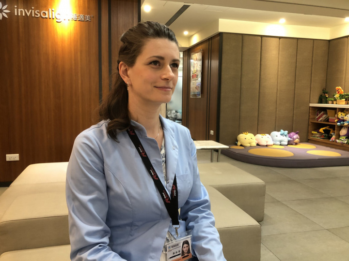 來自波蘭的牙醫師蔡依家（圖）9年前為愛遠渡重洋嫁到台灣，苦學中文考取執照，也逐漸愛上這片土地，感受到台灣人的友善，她說：「我超愛台灣。」