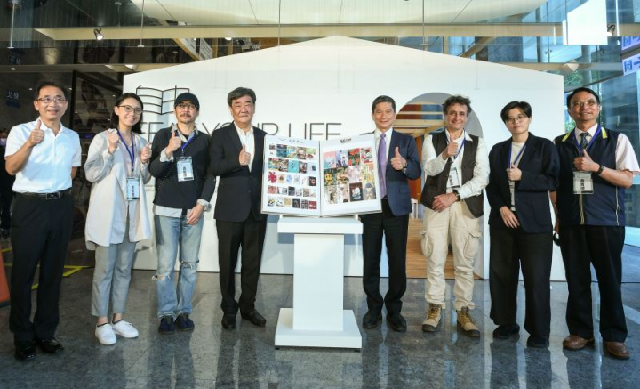 合照（左起－中信國小校長楊宗時、第45屆金鼎獎雜誌類生活類獎、專題報導獎《食力foodNEXT》副總編輯林玉婷、第45屆金鼎獎雜誌類人文藝術類獎《The Affairs週刊編輯》總編輯李取中、第45屆金鼎獎特別貢獻獎得主初安民、文化部長李永得、第45屆金鼎獎雜誌類攝影獎得主安培淂 Alberto Buzzola、第45屆金鼎獎圖書類文學圖書獎《臺灣漫遊錄》作者暨第12屆金漫獎年度漫畫獎《綺譚花物語》得主楊双子、中平國中校長林裕）