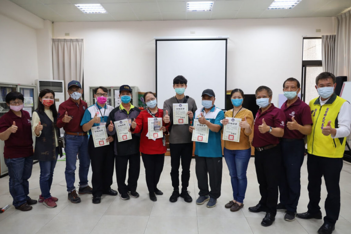 屏東萬巒鄉公所發展觀光，培訓在地導覽員，共有32名通過測試，合格導覽員將在公所規劃的「萬果風情節」小旅行計畫等系列活動中登場，帶領民眾深入認識萬巒。（萬巒鄉公所提供）