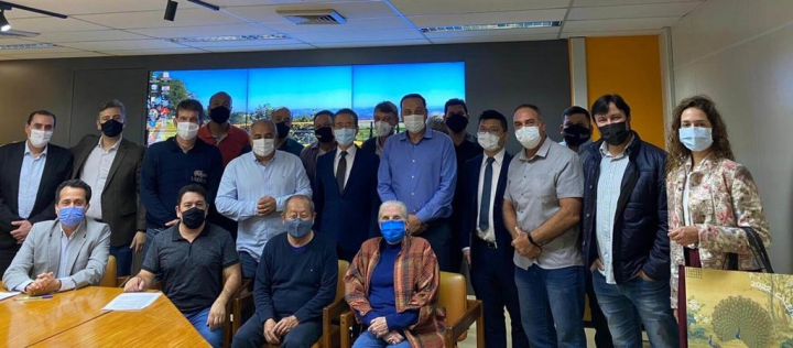 駐聖保羅台北經濟文化辦事處長馮光中（右9）與巴西聖約瑟平原市長哈穆（右7）及全體市議員合影。（駐聖保羅台北經濟文化辦事處提供）