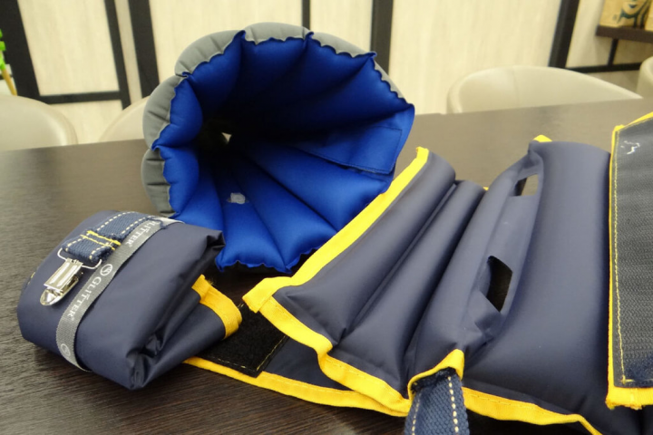 奇美醫學中心醫護團隊研發取代傳統約束工具的「手/守護氣圈」，可協助預防病床上的病人抓取、破壞維生管路，提升醫療及照顧品質。（奇美醫學中心提供）