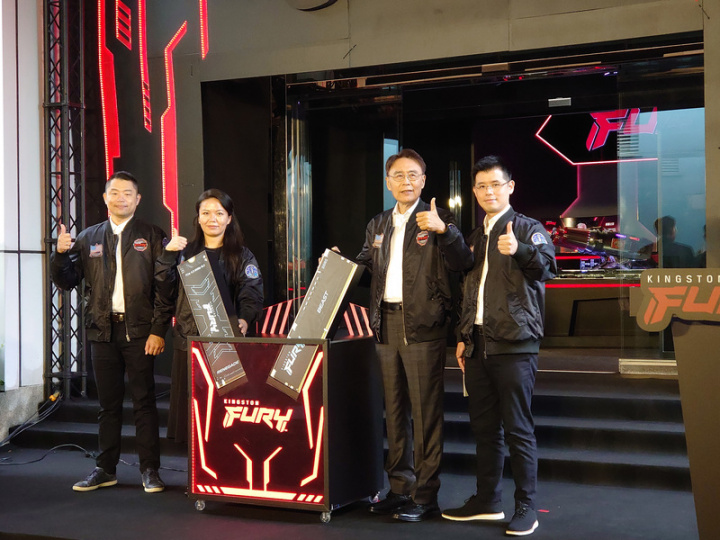 記憶體模組龍頭廠金士頓（Kingston）在新竹科學園區內成立全球首座Kingston FURY電競實驗室，24日舉行揭幕活動，金士頓科技亞太區董事長陳建華（右2）親自出席。