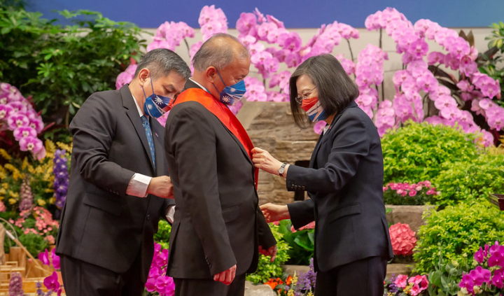 President Tsai confers a decoration upon Marshall Islands President Kabua.