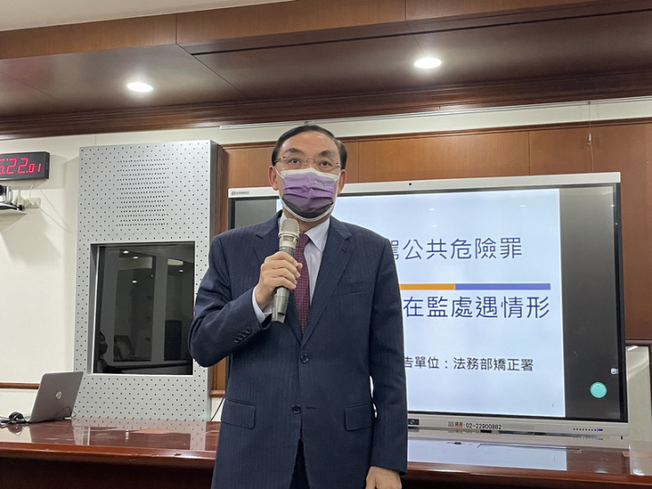 法務部23日舉行媒體茶敘，部長蔡清祥（圖）指出，酒駕零容忍是重要政策，在修法上加重處罰，嚴審酒駕犯不得易科罰金等，但似乎忽略酒駕（累）犯的受刑人，也是需要幫忙戒癮治療、破除飲酒迷思等才不會再犯。