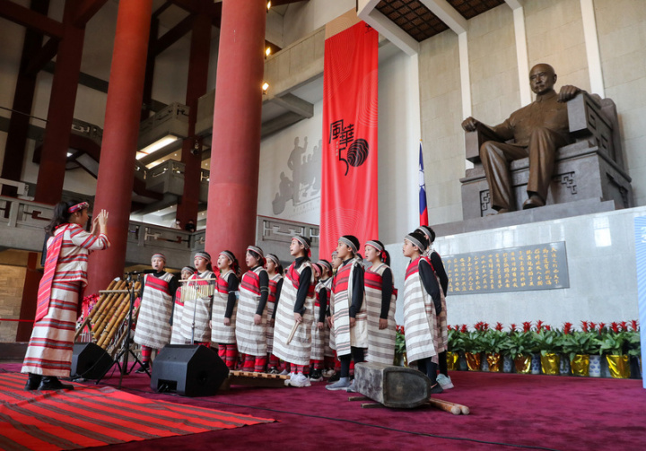 國父紀念館12日下午在大廳銅像前舉辦國父逝世97週年紀念音樂會，邀請新竹縣五峰鄉桃山國小合唱團現場獻唱，讓莊嚴肅穆的大廳空間飄揚優美樂聲。