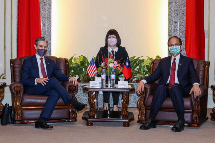 立法院長游錫堃（右）29日下午在立法院接見美國國家民主基金會長威爾森（Damon Wilson）（左），2人致詞後準備進行閉門會議。