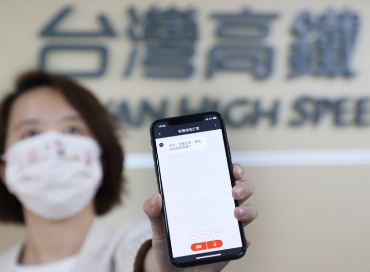 台灣高鐵公司16日舉行記者會，宣布行動購票服務再升級，新增智慧語音訂票服務，讓旅客訂票可以只要動口不用動手。