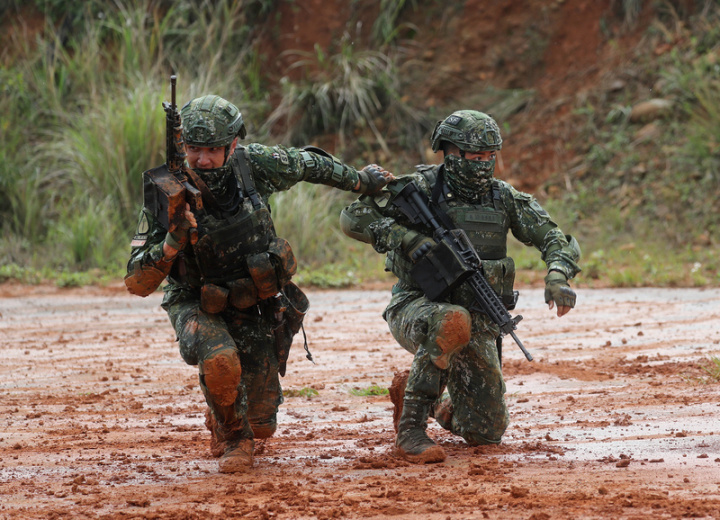 陸軍特種作戰指揮部特戰第五營3月15日至4月1日執行「戰術任務訓練」，25日進入第10天，在新竹坑子口靶場進行小部隊特種作戰訓練。