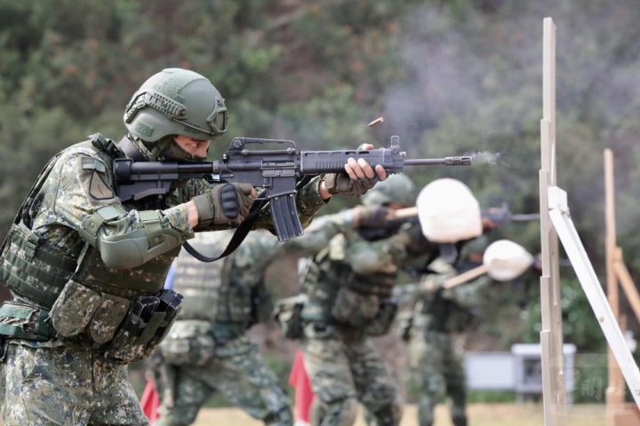 陸軍司令部日前辦理步槍射擊訓練合格簽證示範，射手用障礙板作為掩護，採立姿射擊。（陸軍司令部提供）