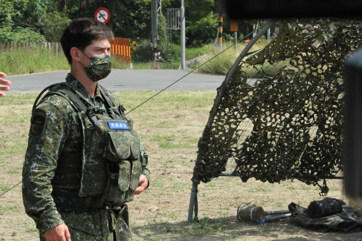 陸軍第八軍團砲兵營在台南進行新制14天教育召集訓練，31日展示105榴砲聯合射擊操作訓練，台德混血召員劉柏毅（圖）表示，對接受軍事訓練感到榮耀，如果有需要，也願意為國家上戰場。