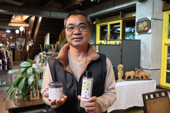 花蓮縣光豐地區農會監事朱進郎熱愛研製、開發在地農特產品，此次將原住民傳統農作物樹豆製成味噌，風味特殊。