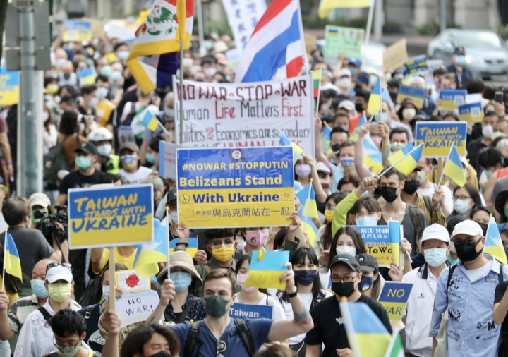 台灣聲援烏克蘭和平大遊行13日下午在台北大安森林 公園登場，許多民眾手舉看板、旗幟到場響應，為烏 克蘭人民加油打氣。