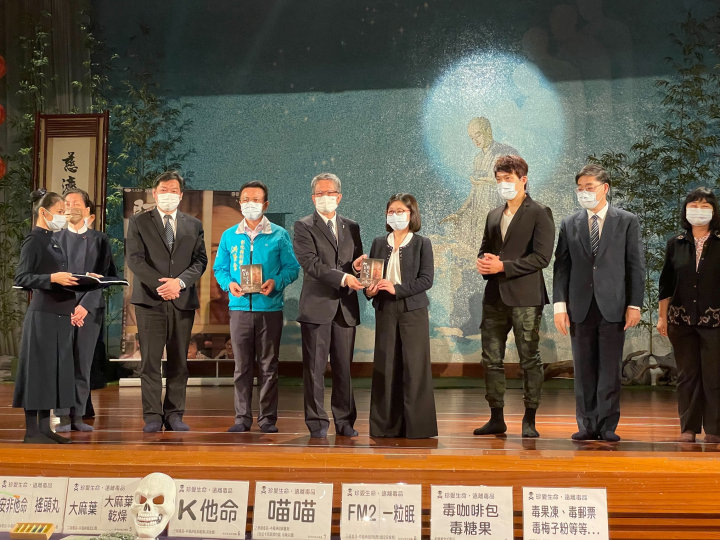 慈濟基金會熊士民副執行長代表證嚴法師致贈教育部反毒教材盒裝光碟