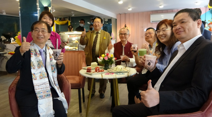 印度德里再添一家台灣珍珠奶茶店，25日正式開幕營業，駐印度代表葛葆萱（前左）偕同多名代表處人員、台商及貿協人員到場祝賀。後方站立者為店主朋藏（L. P. Pontsang）。
