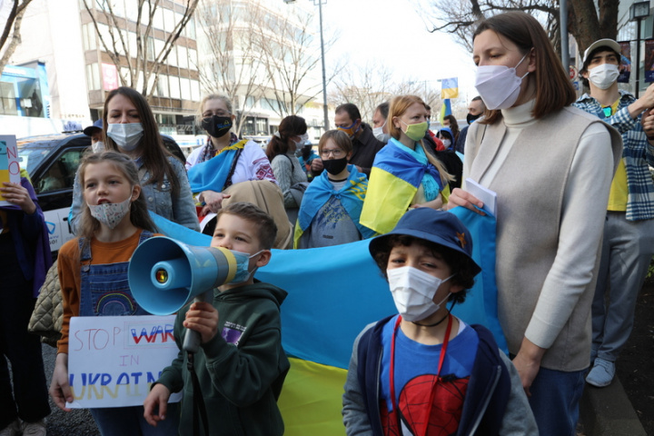 旅居日本的烏克蘭人等5日在東京澀谷舉行抗議俄羅斯侵略烏克蘭的示威遊行，約有4000人參加。烏克蘭男童用日文高喊「停止戰爭」。