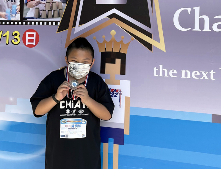 111年全國競技疊杯錦標賽12日起一連兩天在新北市新莊區舉行，罹患罕病「先天性頸椎融合症」的嘉義市育人國小學生陳懷恩代表嘉市北上參賽，首日獲佳績。（校方提供）