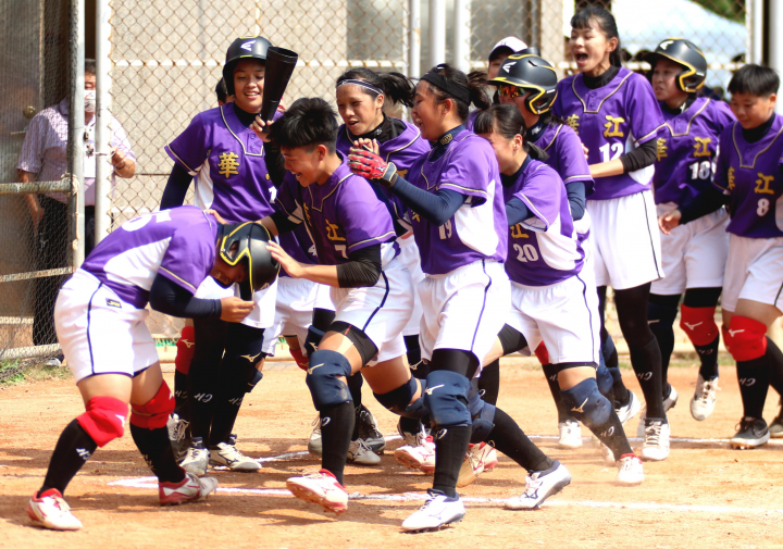 台北市華江高中15簡思怡打出全壘打，受全體球員慶祝