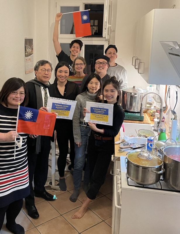 幾位定居柏林的台灣人在家裡煮羅宋湯，提供抵德的烏克蘭難民食用。（Crissian Chen提供）
