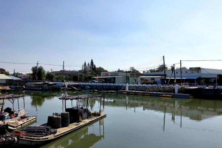 台南市政府推動船筏遊七股潟湖觀光，投入經費改善下山漁港南岸碼頭等，盼為七股區增加多功能觀光景點。圖為新建下山漁港浮動碼頭。（台南市農業局提供）