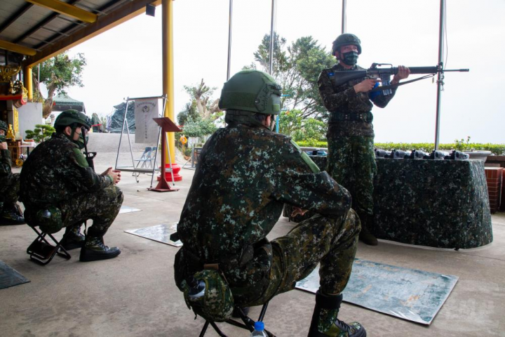 教官講解65K2步槍大部分解