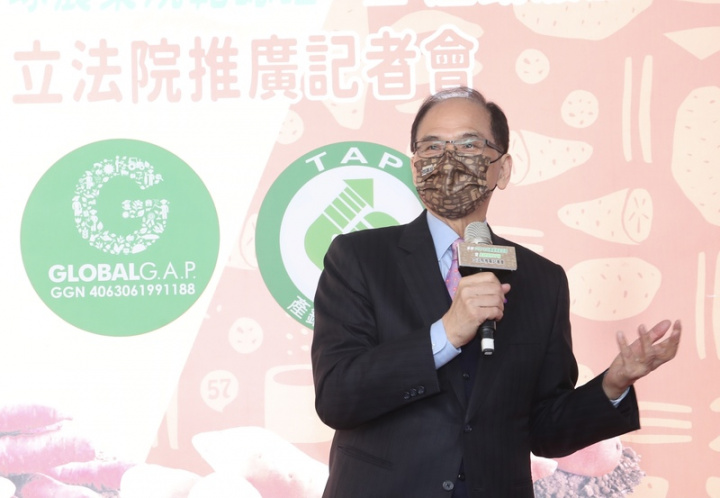 立法院11日舉辦「水林GGAP全球農業規範認證暨產銷履歷甘藷立法院推廣記者會」，立法院長游錫堃推廣水林甘藷，大讚雲林在地甘藷甘甜好吃。
