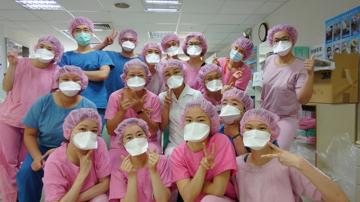 COVID-19疫情期間，家屬無法在患者臨終時陪伴在側，林口長庚醫院護理團隊就化身送行者，不僅替家屬開視訊，也會應家屬要求抱抱確診者、替他們擦臉等，盼化解家屬內心遺憾。（范紀萱提供）