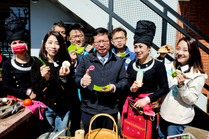 桃園市長鄭文燦（前中）8日參訪將在19日開幕的「異域故事館」，宣布推廣桃園旅遊振興方案，預計投入新台幣2000萬元的預算，推出相聚在桃園、2022桃園金牌好遊、民宿1+1，以及龍岡特色旅遊等4大振興計畫。